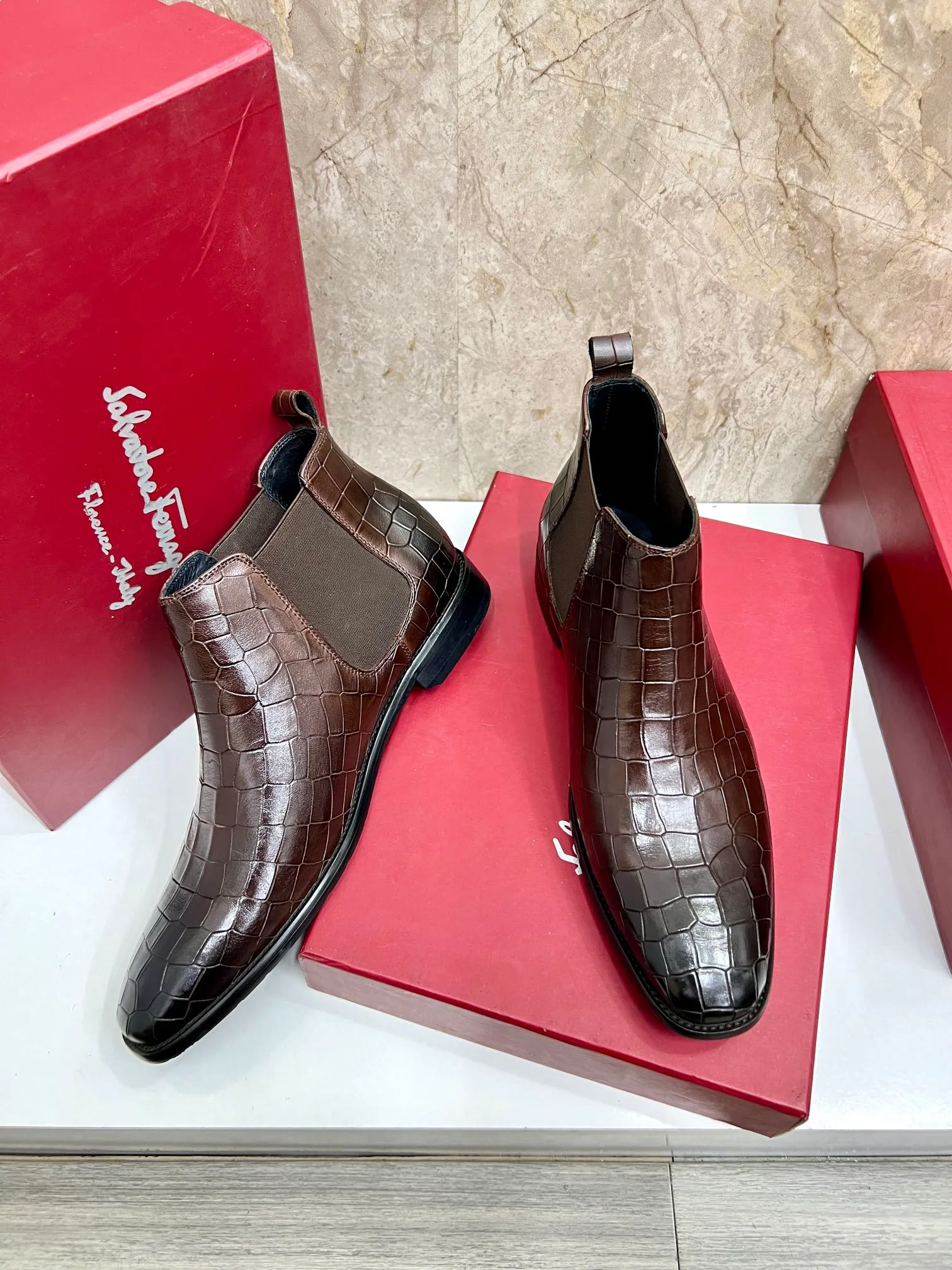 Original order quality: Men's shoes 💰700 Brand: Ferragamo (Ferragamo) One size larger: Men's size 38-44 (45 customized) Grade: Same style as the official website High-end men's shoes Material: Original cowhide, cowhide lining, original outsole Style category: Chelsea men's boots Fashion trend Color: Actual picture